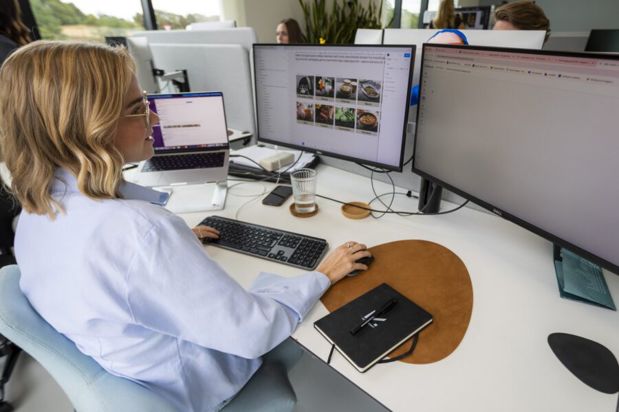 Arbejdsplads med flere skærme hos MEDIAPOINT