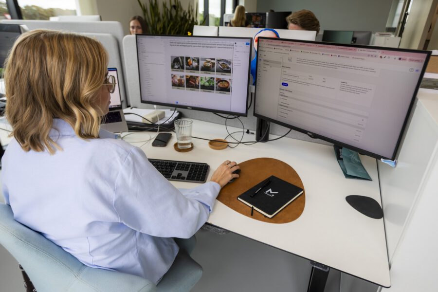 Arbejdsplads med flere skærme hos MEDIAPOINT