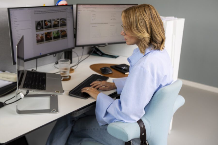 Arbejdsplads med flere skærme hos MEDIAPOINT