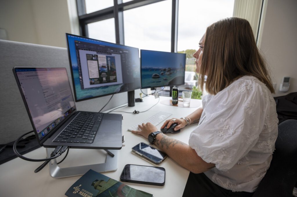 Arbejdsplads med flere skærme hos MEDIAPOINT