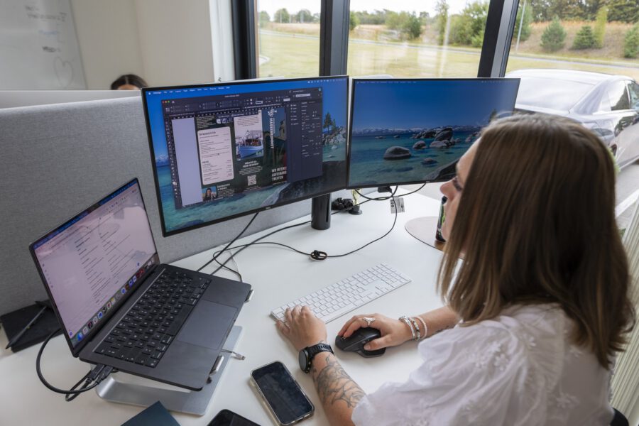 Arbejdsplads med flere skærme hos MEDIAPOINT