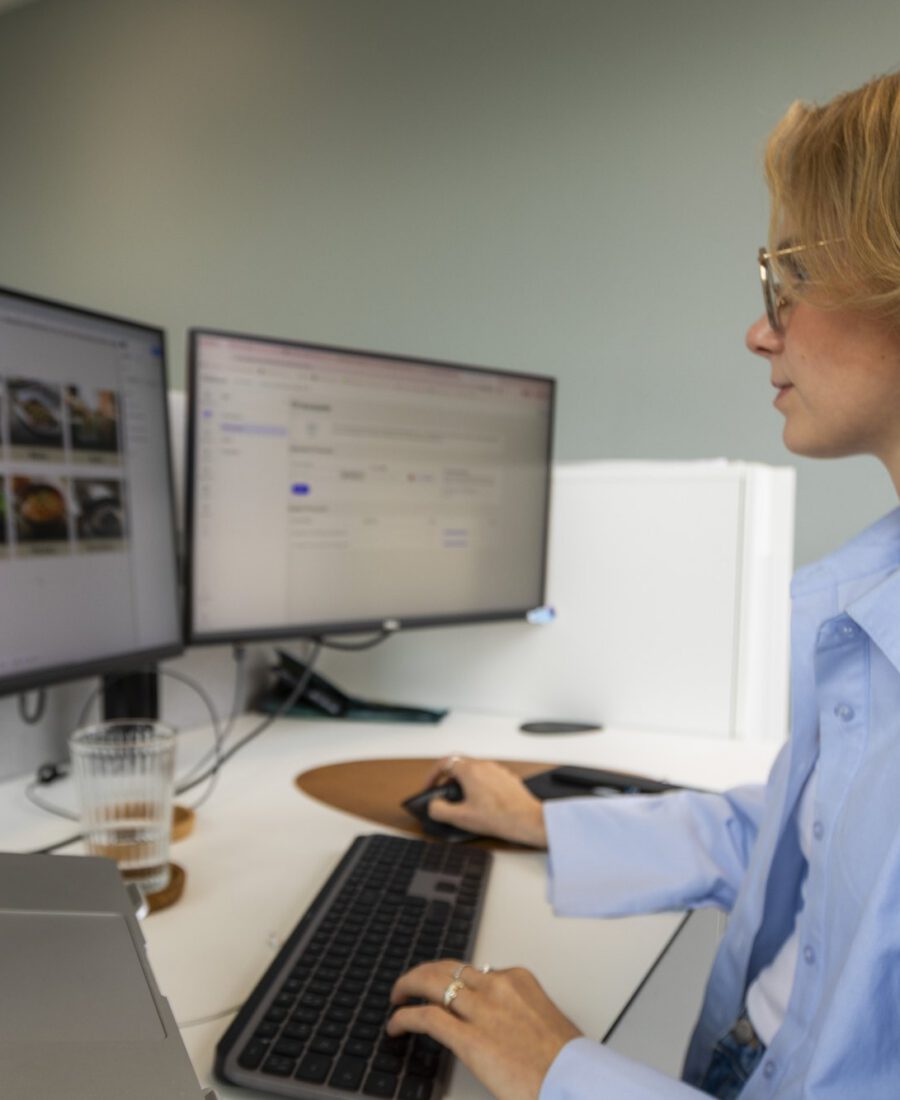 Medarbejder gennemgår billeder på skærmen hos MEDIAPOINT