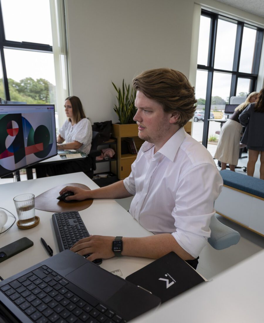 Designarbejde på skærmen hos MEDIAPOINT