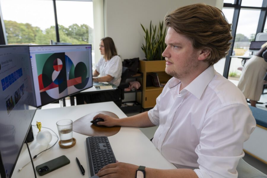Designarbejde på skærmen hos MEDIAPOINT