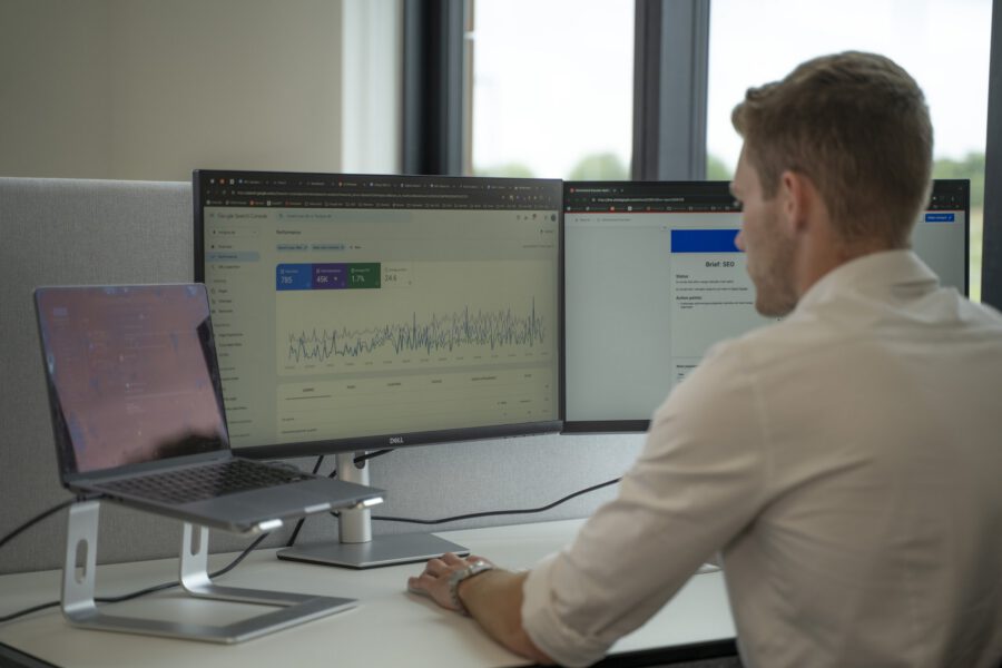 Medarbejder arbejder ved to skærme hos MEDIAPOINT