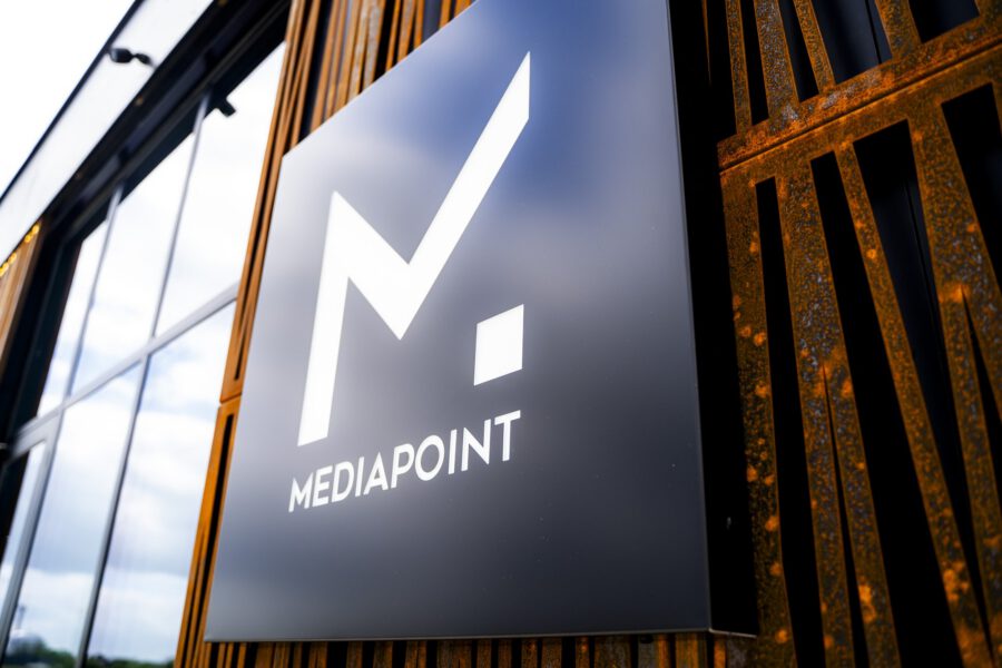 MEDIAPOINTs logo på facaden i Støvring