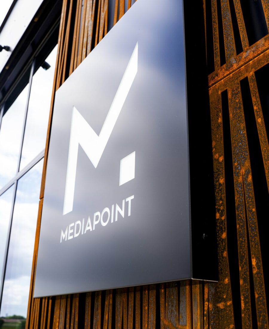 MEDIAPOINTs logo på facaden i Støvring