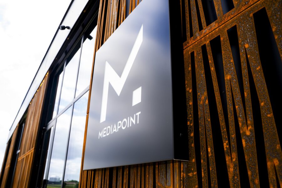 MEDIAPOINTs logo på facaden i Støvring