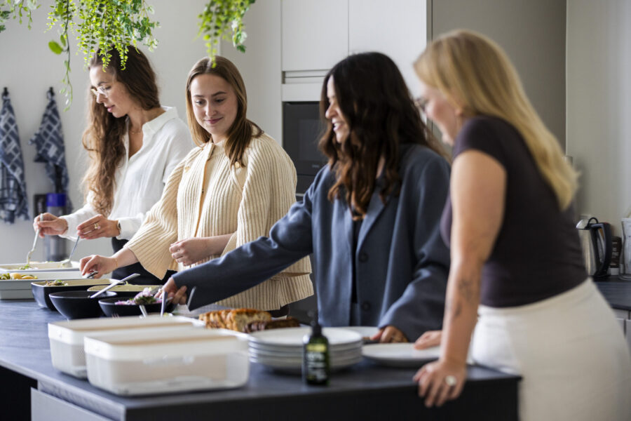 Kollegaer fra MEDIAPOINT samlet om frokosten