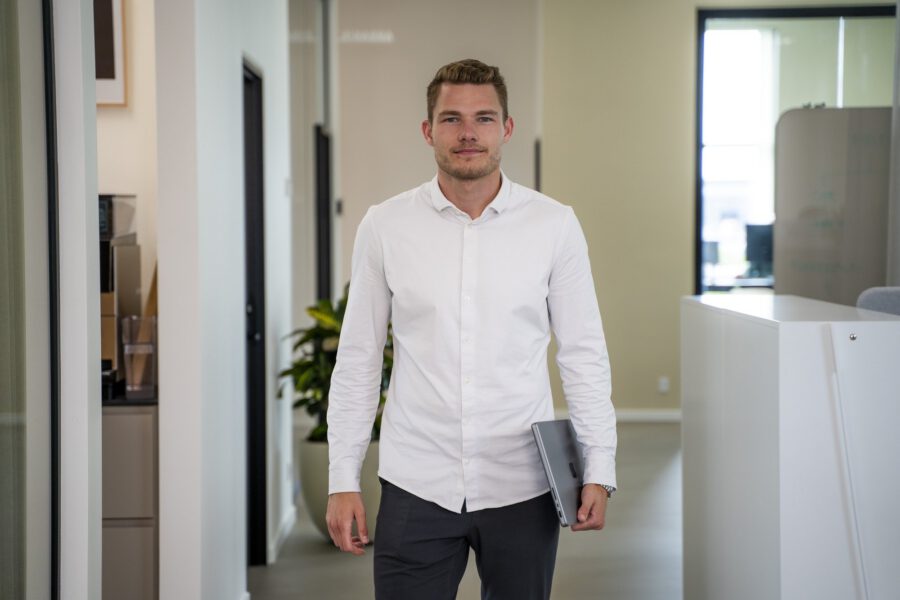 Medarbejder på vej gennem kontoret hos MEDIAPOINT