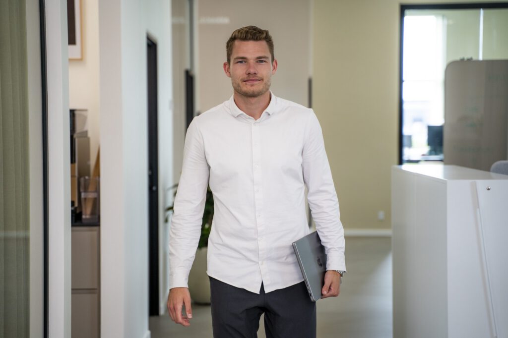 Medarbejder på vej gennem kontoret hos MEDIAPOINT