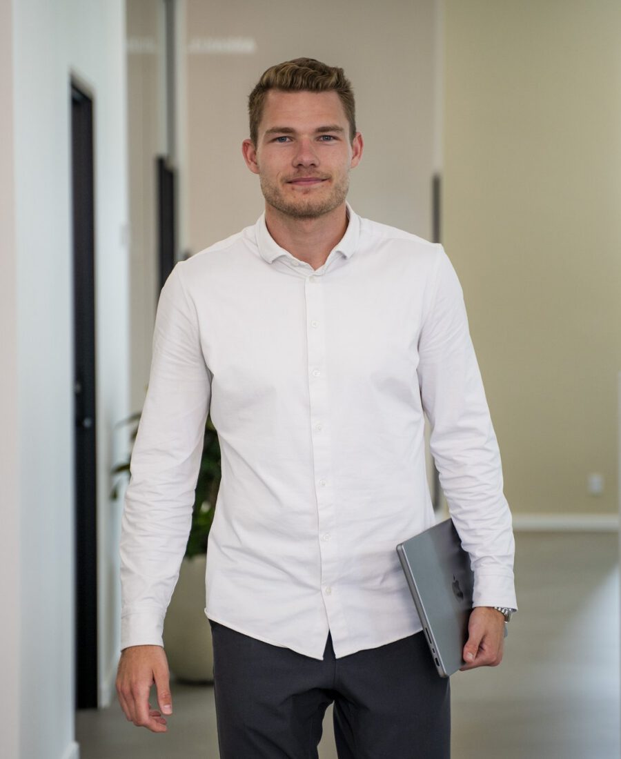 Medarbejder på vej gennem kontoret hos MEDIAPOINT