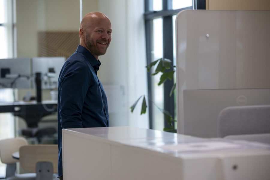 Kollegaer fejrer et resultat hos MEDIAPOINT