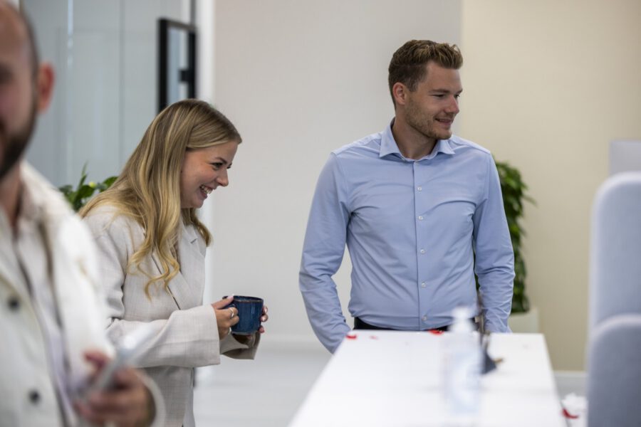 Kollegaer med kaffe på kontoret hos MEDIAPOINT