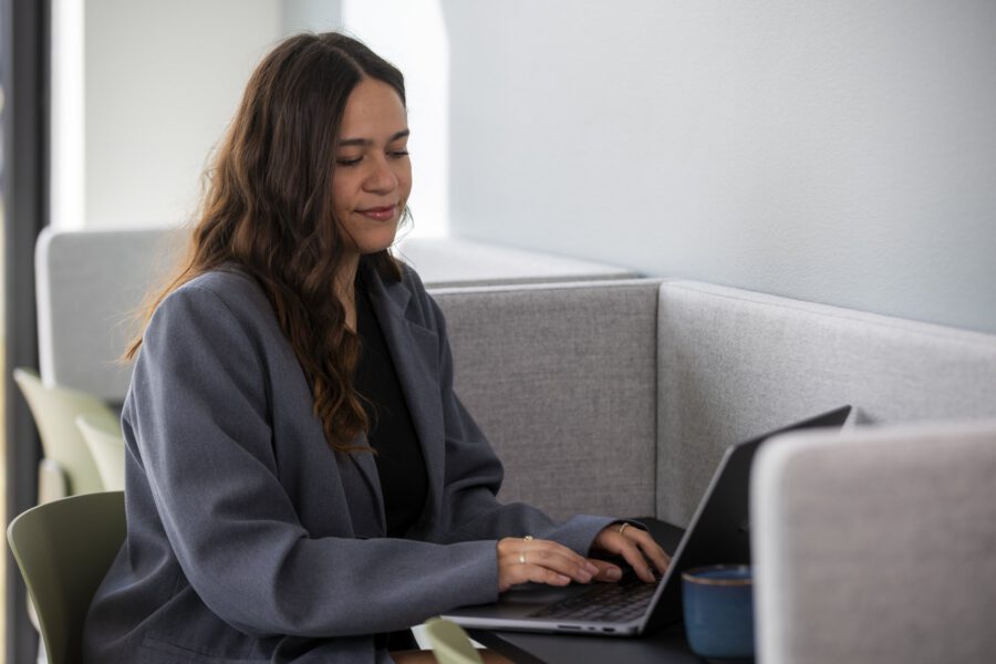 Medarbejder arbejder på laptop i en stillezone hos MEDIAPOINT