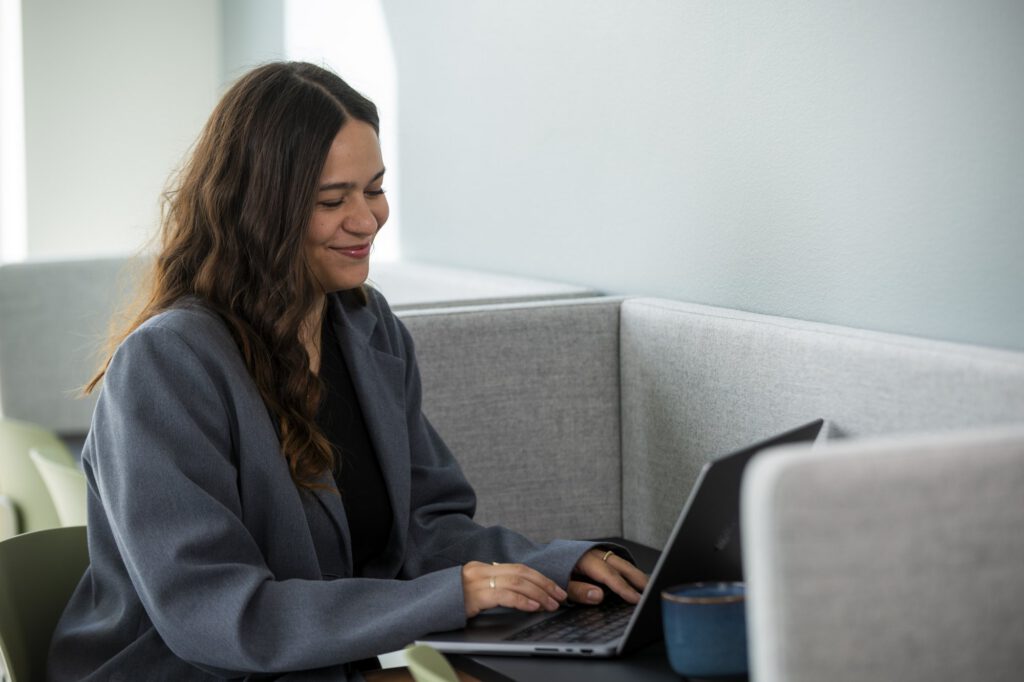 Medarbejder arbejder på laptop i en stillezone hos MEDIAPOINT