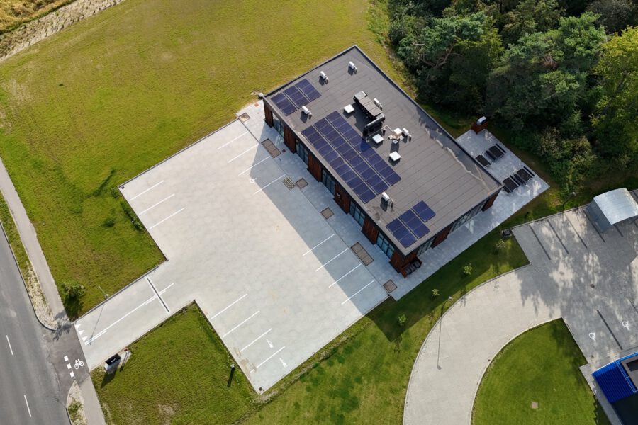 Solcelleanlægget på taget af MEDIAPOINTs kontor i Støvring set fra luften