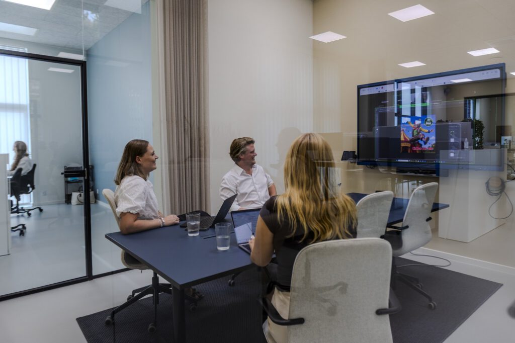 Møde omkring bordet hos MEDIAPOINT