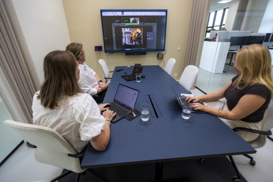 Møde omkring bordet hos MEDIAPOINT