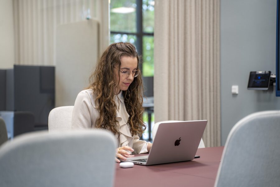 Medarbejder forbereder et møde med laptop hos MEDIAPOINT