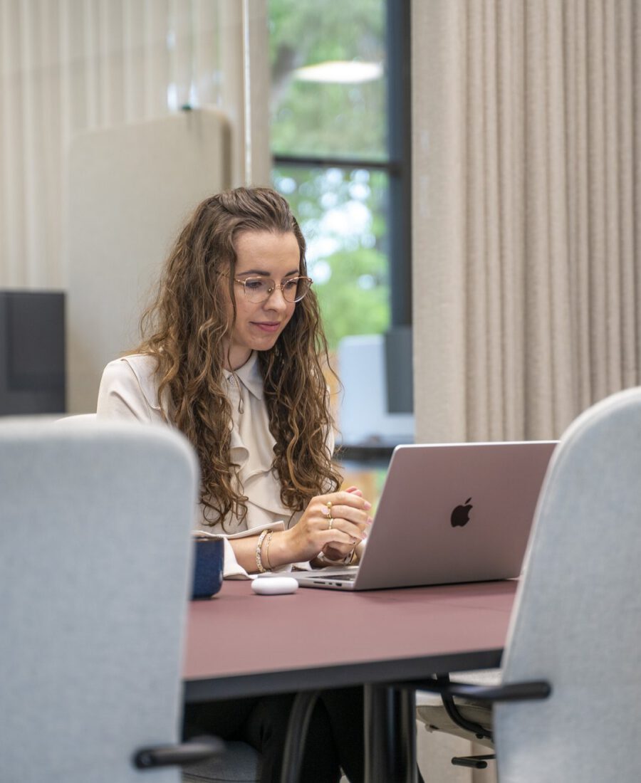 Medarbejder forbereder et møde med laptop hos MEDIAPOINT