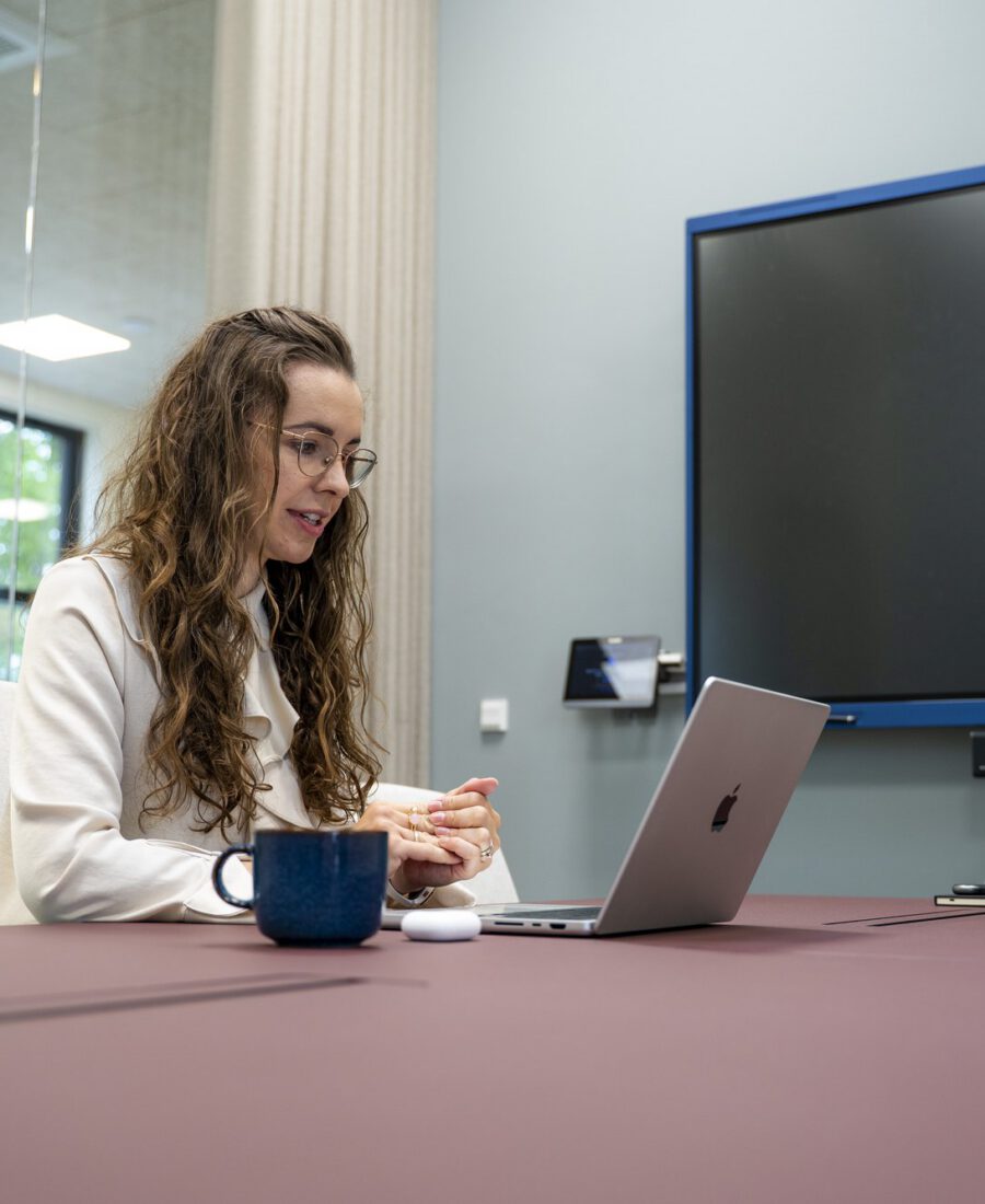 Medarbejder forbereder et møde med laptop hos MEDIAPOINT