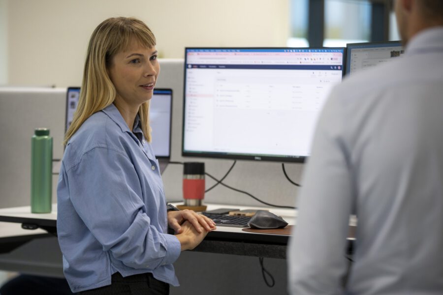 Medarbejder arbejder ved skrivebordet hos MEDIAPOINT