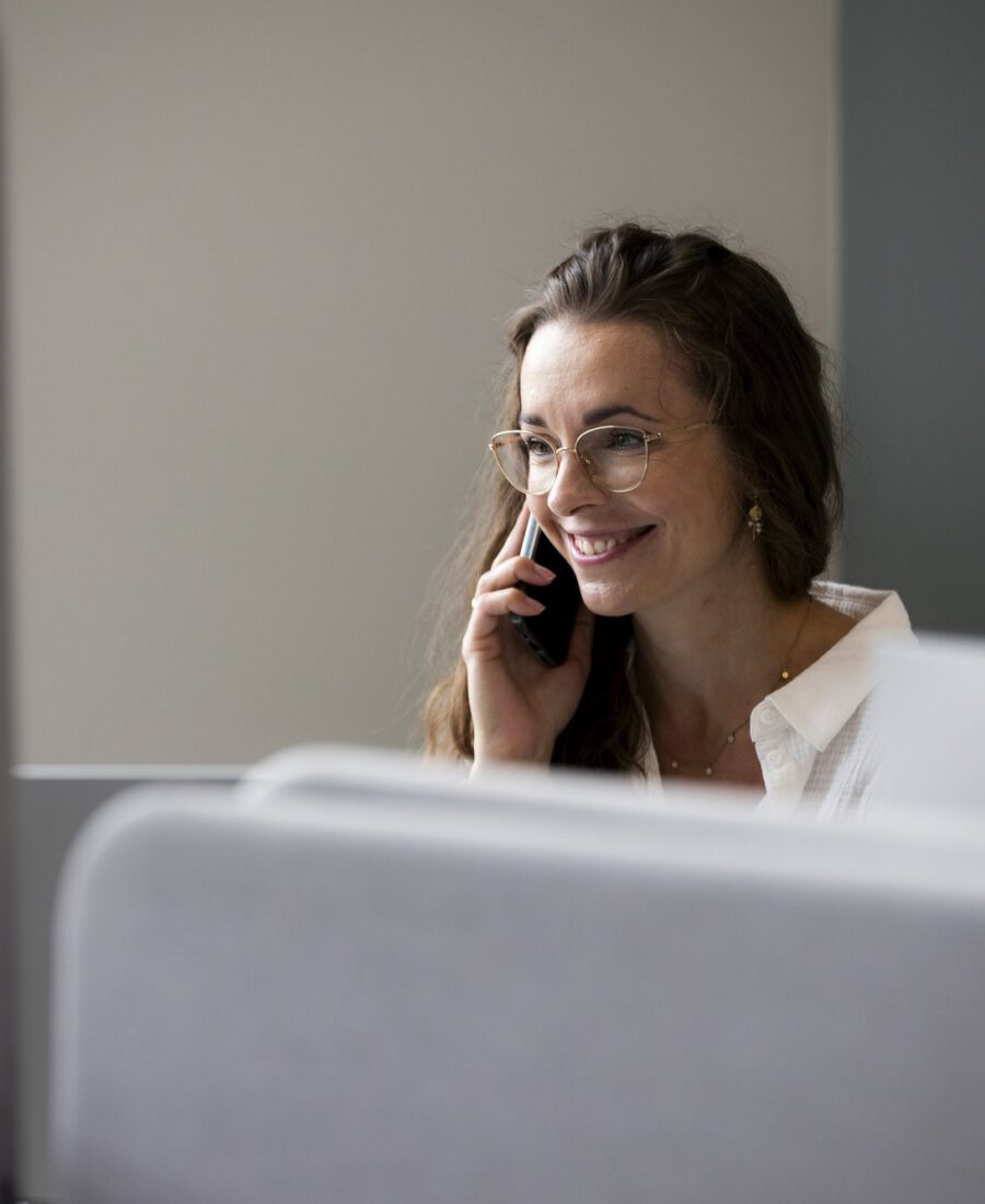 Medarbejder taler i telefon hos MEDIAPOINT
