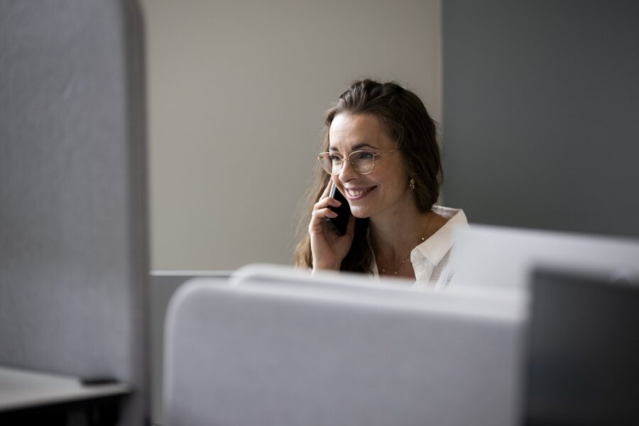 Medarbejder taler i telefon hos MEDIAPOINT