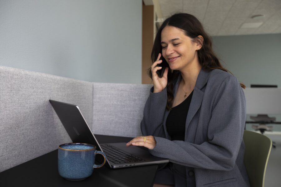 Medarbejder taler i telefon i en stillezone hos MEDIAPOINT
