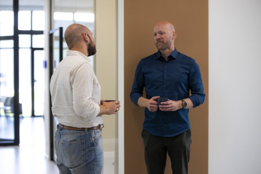 To kollegaer taler sammen på kontoret hos MEDIAPOINT