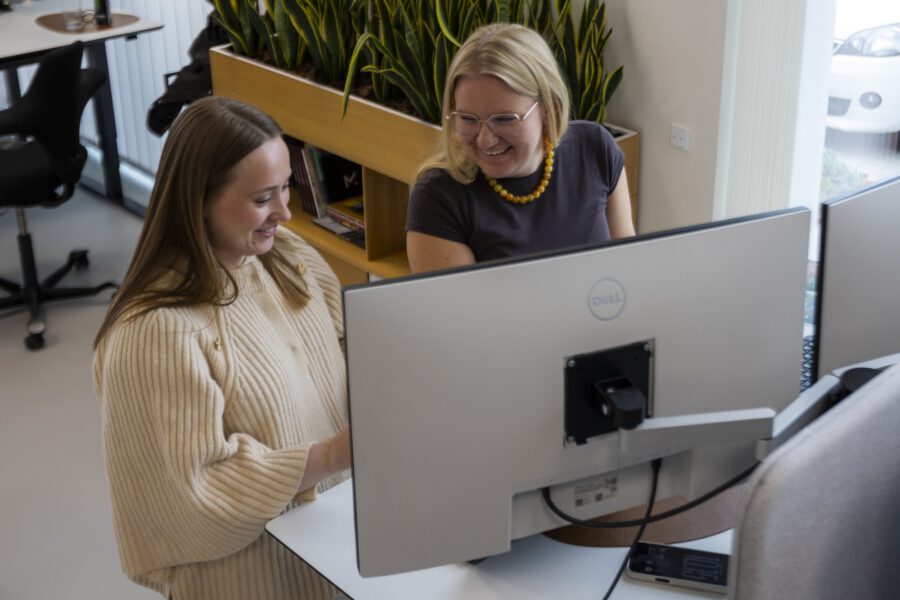 To kollegaer arbejder sammen ved skærmen hos MEDIAPOINT
