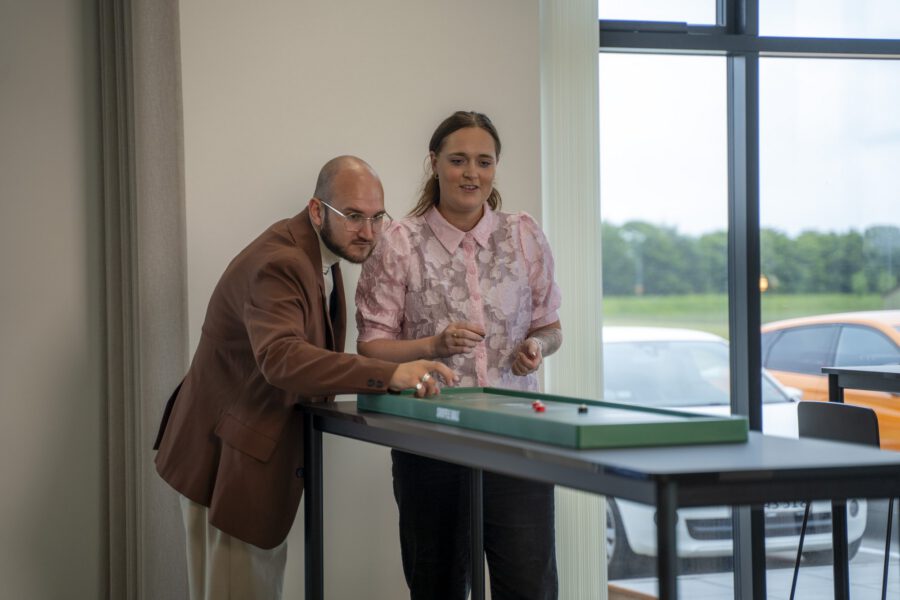 To kollegaer arbejder ved et bord hos MEDIAPOINT