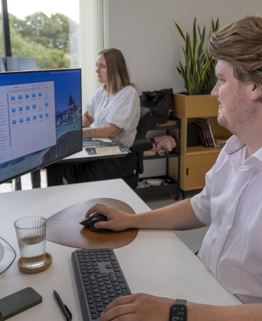Medarbejder arbejder ved skærmene hos MEDIAPOINT