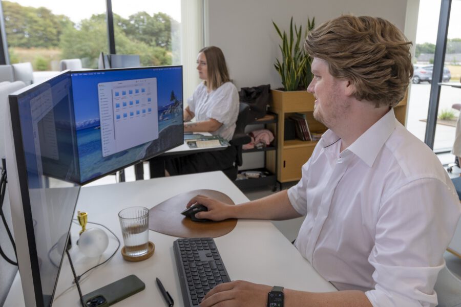 Medarbejder arbejder ved skærmene hos MEDIAPOINT