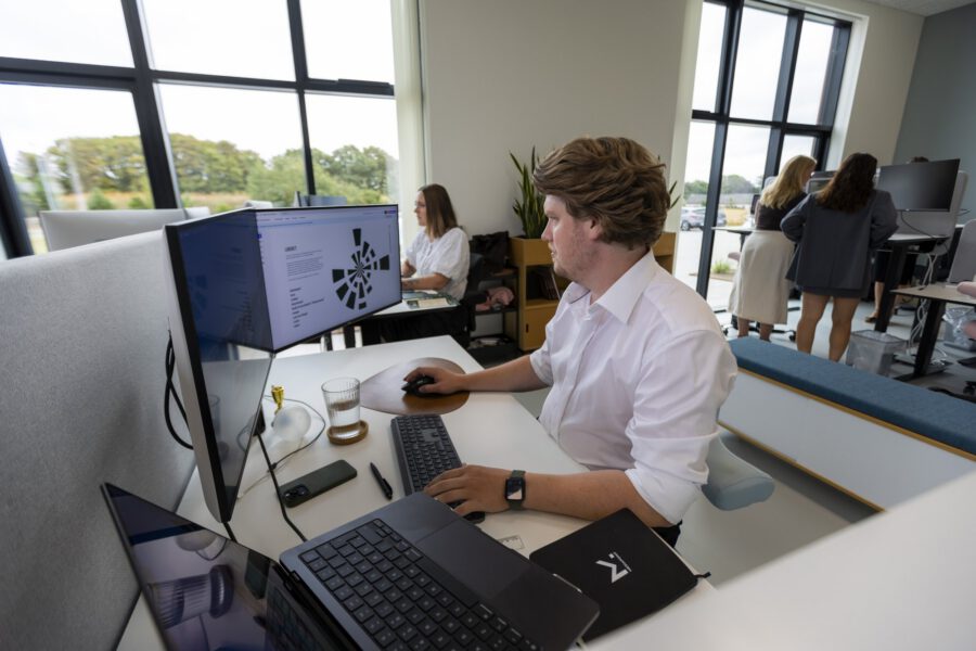 Medarbejder arbejder ved skærmene hos MEDIAPOINT