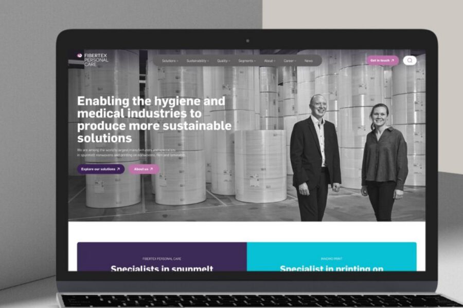 Forsiden af et B2B-website vist på en bærbar