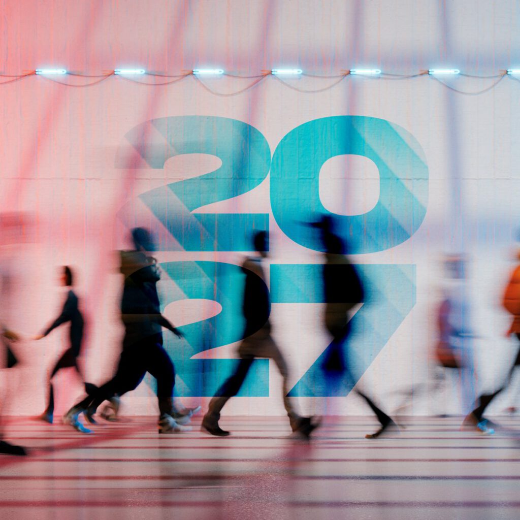 Mennesker i bevægelse med årstallet 2027 lagt hen over