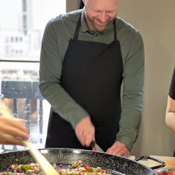 Paella laves fra bunden under MEDIAPOINTs madworkshop i Barcelona