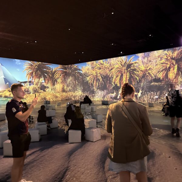 Holdet fra MEDIAPOINT i et projektionsrum i Barcelona