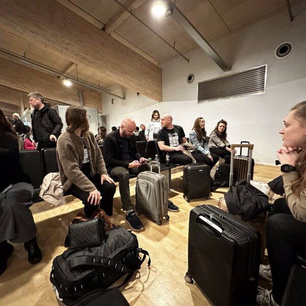 Holdet fra MEDIAPOINT venter på afgang til Barcelona