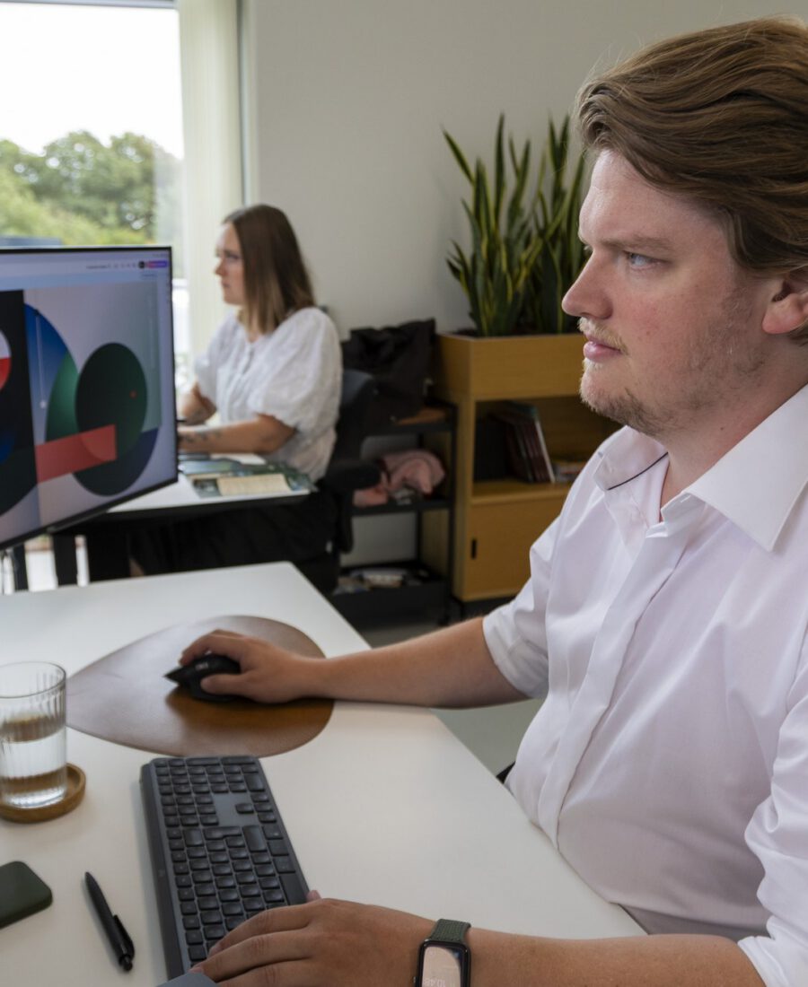 Designarbejde på skærmen hos MEDIAPOINT