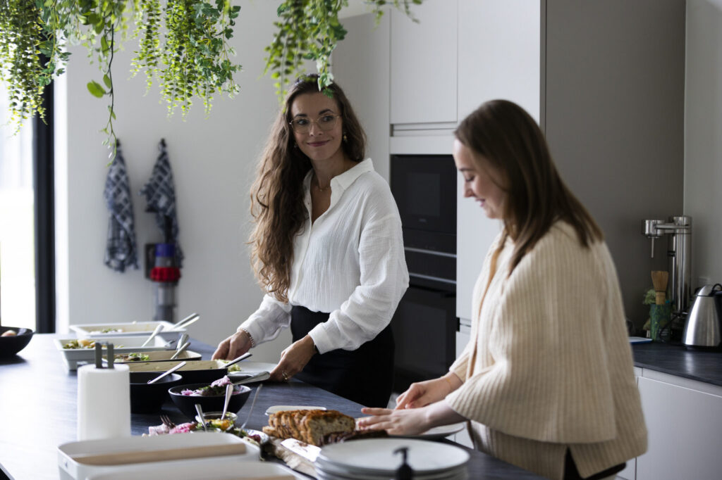 To kollegaer fra MEDIAPOINT tager frokost sammen