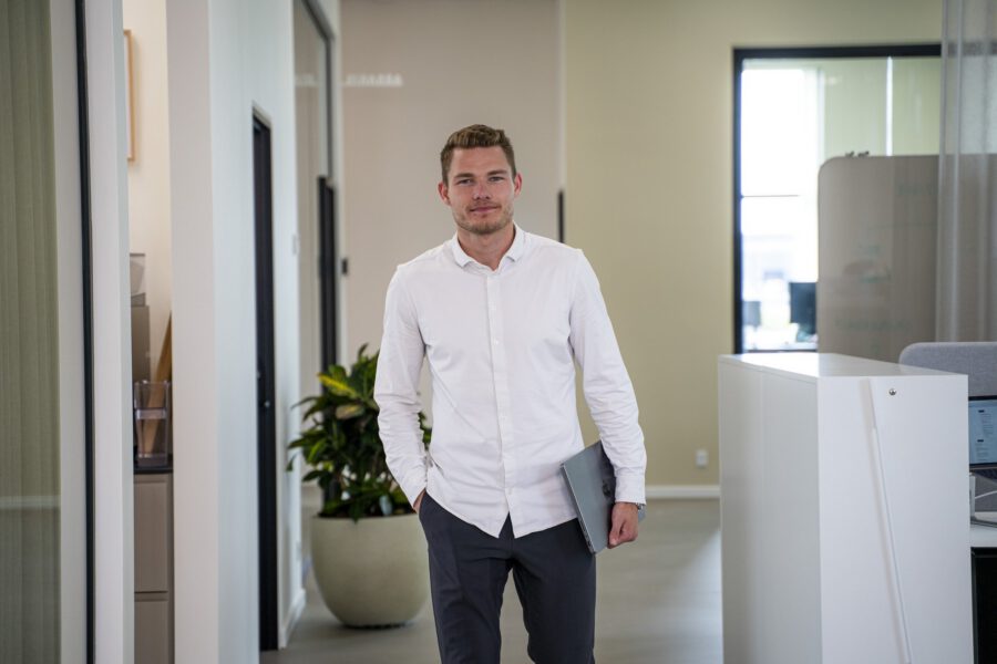 Medarbejder på vej gennem kontoret hos MEDIAPOINT