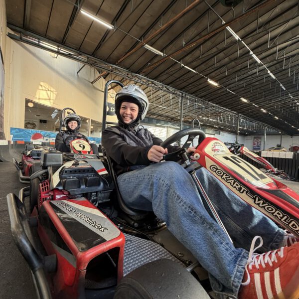 Kollega fra MEDIAPOINT bag rattet på gokartbanen