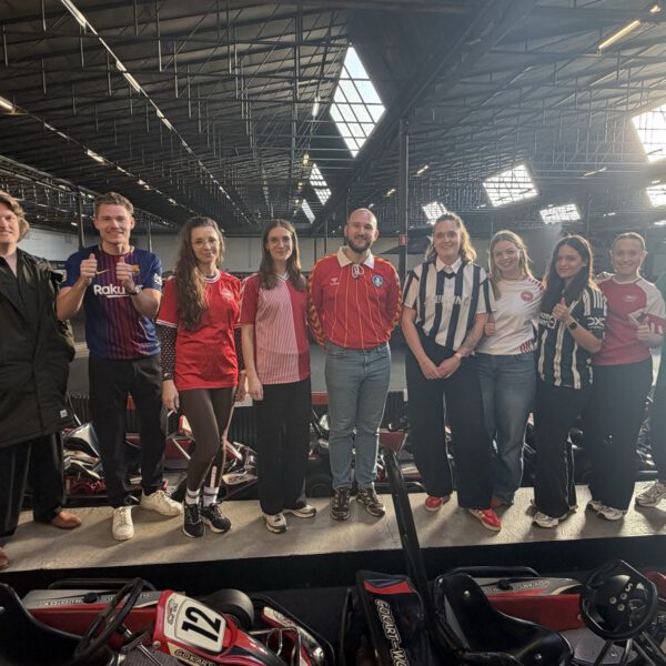 Holdet fra MEDIAPOINT samlet på gokartbanen