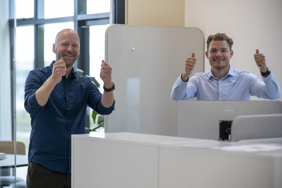 Kollegaer fejrer et resultat hos MEDIAPOINT