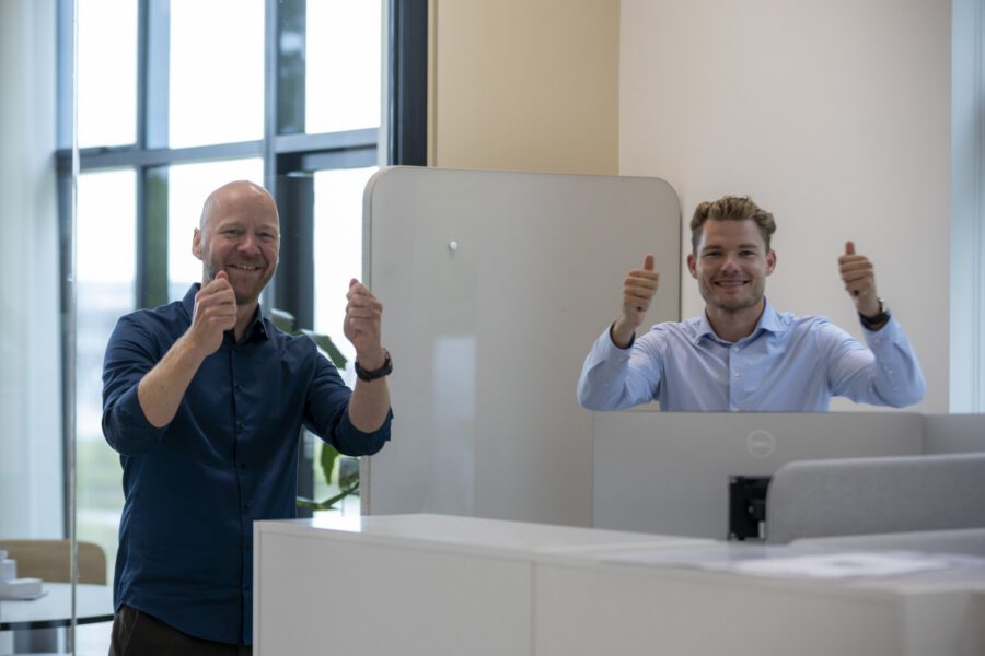 Kollegaer fejrer et resultat hos MEDIAPOINT