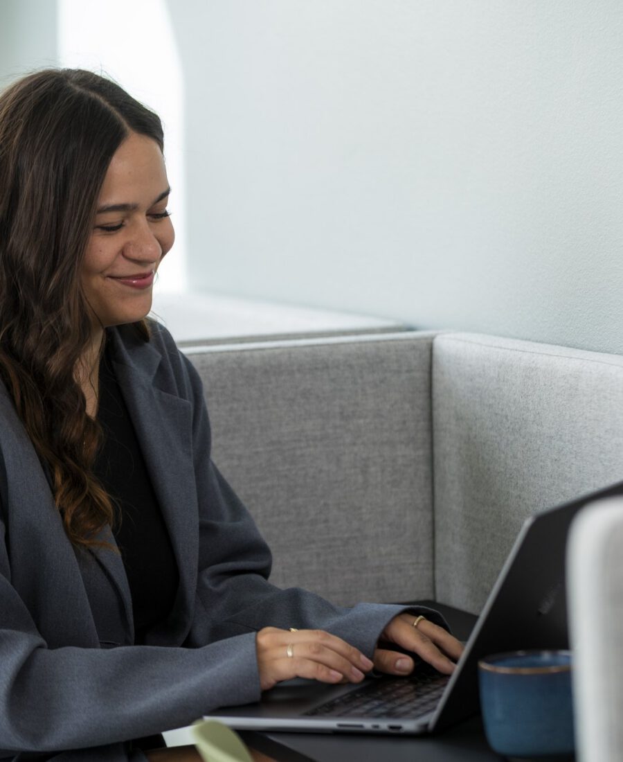 Medarbejder arbejder på laptop i en stillezone hos MEDIAPOINT