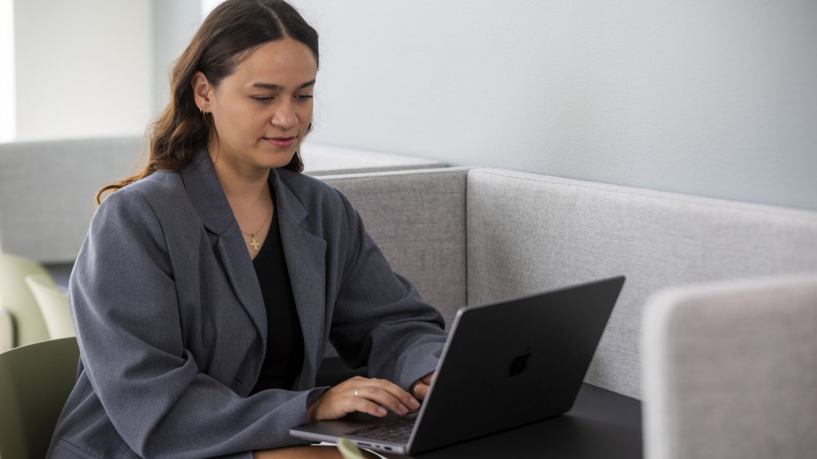 Medarbejder arbejder på laptop i en stillezone hos MEDIAPOINT